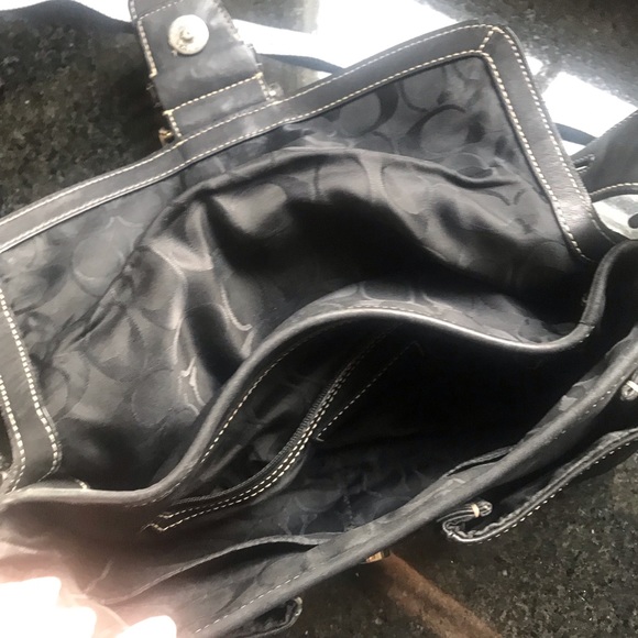 COACH 👆👜 Hamptons Leather with lots of Silver hardware EUC - Picture 3 of 8